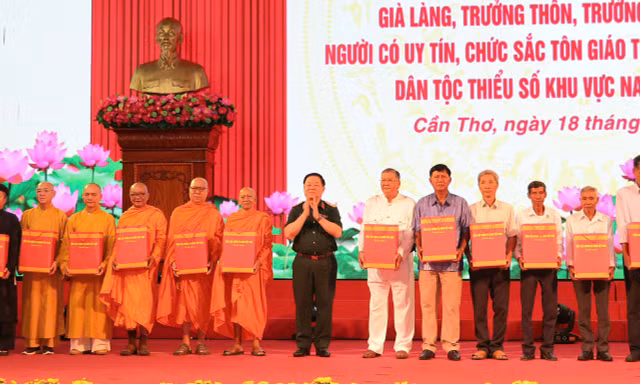 Đại tướng Nguyễn Trọng Nghĩa gặp gỡ 100 người có uy tín, chức sắc tôn giáo tiêu biểu khu vực Nam Bộ