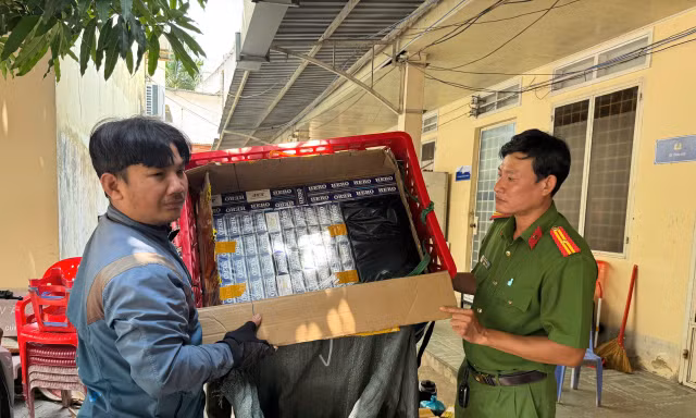 Giả làm shipper để vận chuyển gần 1.500 bao thuốc lá lậu