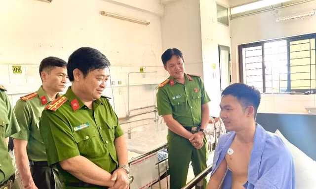 Cán bộ công an xã bị thương khi truy đuổi nhóm nghi trộm chó