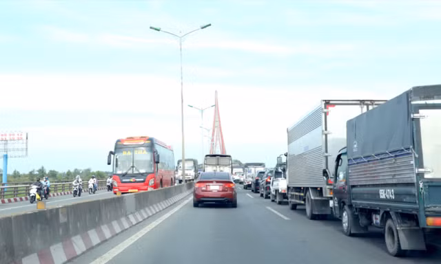 Dòng phương tiện ùn ùn từ TPHCM về miền Tây, cầu Cần Thơ ùn ứ vì xe tải chết máy