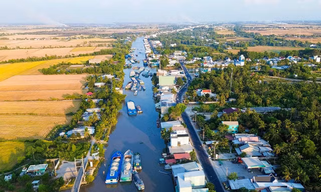 Nước xuống thấp, nhiều sà lan trăm tấn ở miền Tây mắc cạn