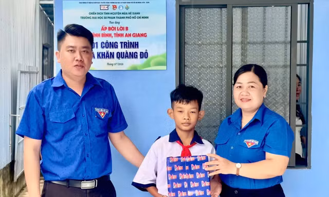 Cậu học trò nghèo sống cùng ông bà ngoại được trao Nhà Khăn quàng đỏ