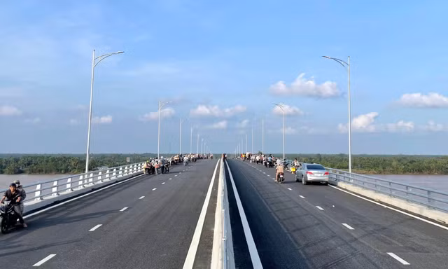 Cầu Đại Ngãi 2 chưa thông xe, dân vẫn tự ý phá rào chắn đi qua