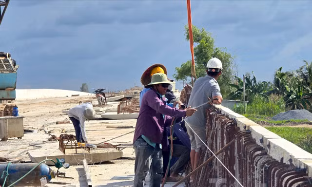 Vượt nắng, thắng mưa sớm đưa cao tốc Cần Thơ - Cà Mau về đích