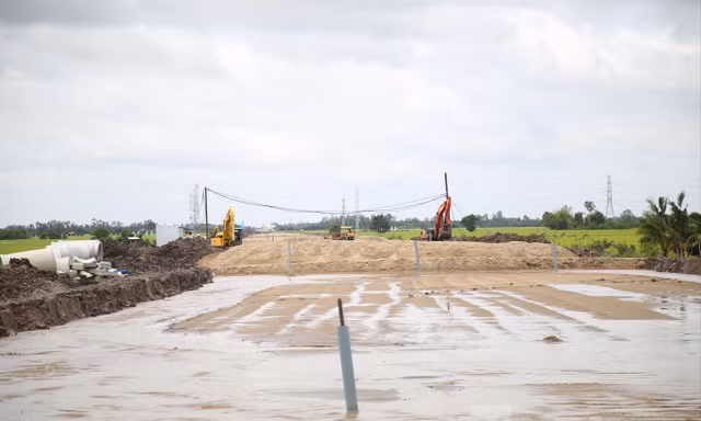 Cao tốc trọng điểm trục ngang miền Tây chậm tiến độ
