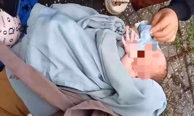 Bé trai sơ sinh bị bỏ rơi ven đường ở An Giang