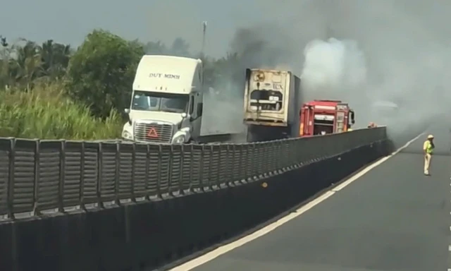 Xe đầu kéo cháy trên cao tốc Trung Lương - Mỹ Thuận