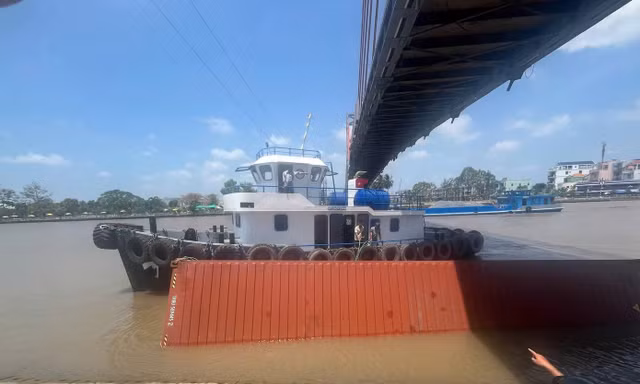Phạt thuyền trưởng chở thùng container vướng dây điện cầu Chợ Gạo