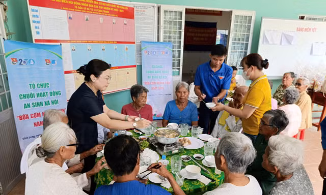 Rộn ràng không khí ngày hội bầu cử qua các hoạt động an sinh của sinh viên Trà Vinh