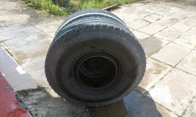 Nhập viện cấp cứu vì bị bánh xe đầu kéo văng khỏi xe lao trúng 