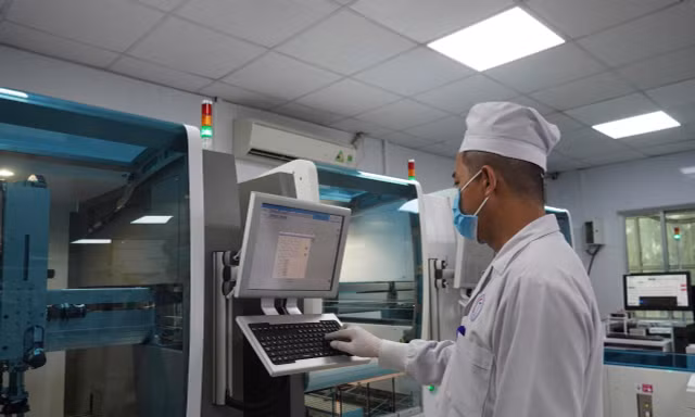 Bệnh viện tuyến cuối miền Tây chạy hệ thống xét nghiệm tự động mới