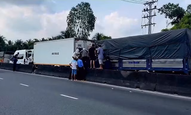 5 ô tô đâm liên hoàn trên Quốc lộ 1A 