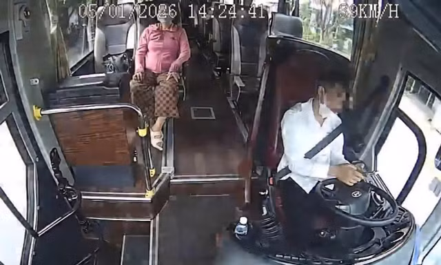 Buông tay lái, bấm điện thoại, tài xế xe khách gây tai nạn