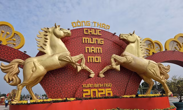 Linh vật ngựa độc đáo tại đường hoa Đồng Tháp