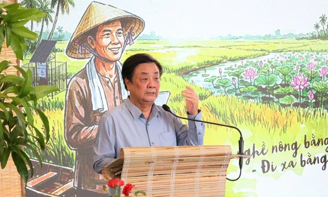 Nông dân chuyên nghiệp không mặc áo vest đi hội thảo