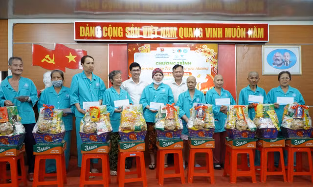 Bạn trẻ mang Tết đến bệnh nhân ung thư tại Cần Thơ