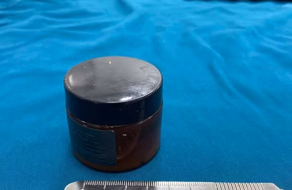 Người đàn ông hoảng loạn khi hũ mỹ phẩm chui tọt vào trực tràng