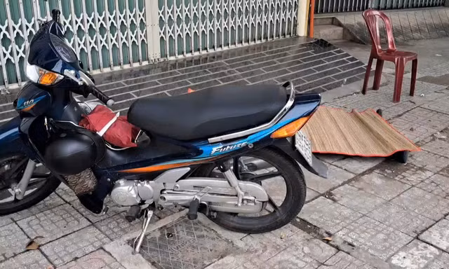 Điều tra nguyên nhân người đàn ông đột tử trên vỉa hè Quốc lộ 60