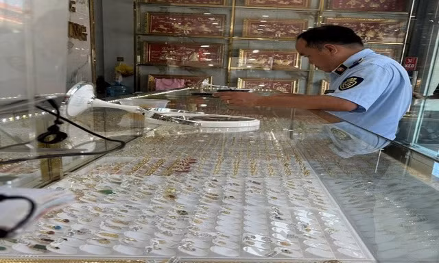 Phạt tiệm vàng bán vòng đeo tay phong thủy 