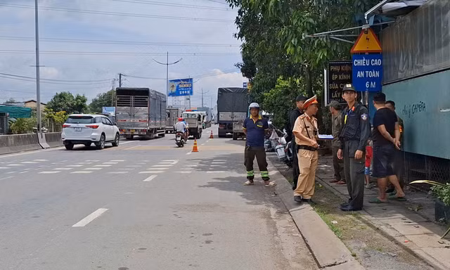 Xe ba gác tông đuôi ô tô tải trên đường dẫn cao tốc, một người tử vong