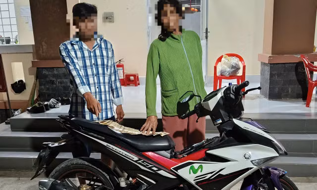 Bắt giữ hai mẹ con cướp giật tiền của người bán vé số dạo