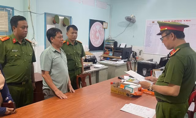 Được trả công 140 triệu đồng để chuyển lậu trai tai tượng, vảy tê tê từ nước ngoài vào Việt Nam