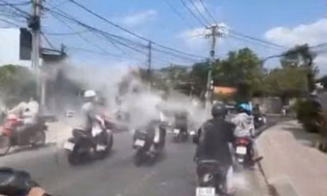 Xác minh nhóm thanh niên chạy xe, ném bột mù mịt trên đường