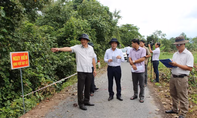 Tuyến đê bao ven sông Hậu nhiều điểm sạt lở nguy hiểm