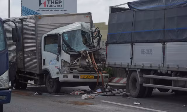 Ôtô tải tông nhau trên cầu Cần Thơ, 2 người thương vong