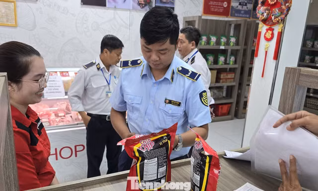 Lực lượng chức năng Cần Thơ kiểm tra hoạt động kinh doanh thực phẩm trên địa bàn. Ảnh: CK