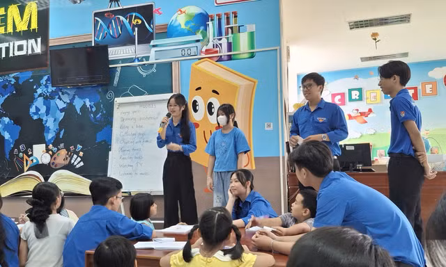 Thầy cô áo xanh gieo mầm ngoại ngữ cho trẻ em