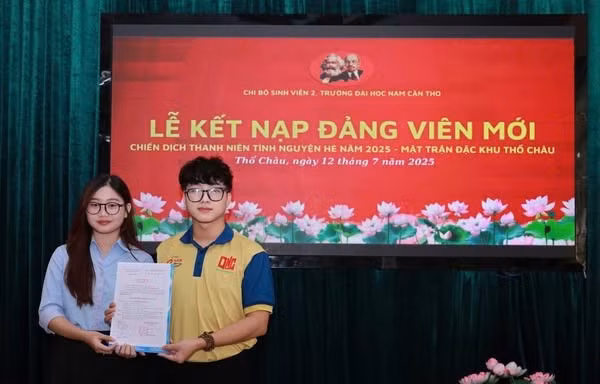 Sinh viên tình nguyện vinh dự được kết nạp Đảng tại đặc khu Thổ Châu