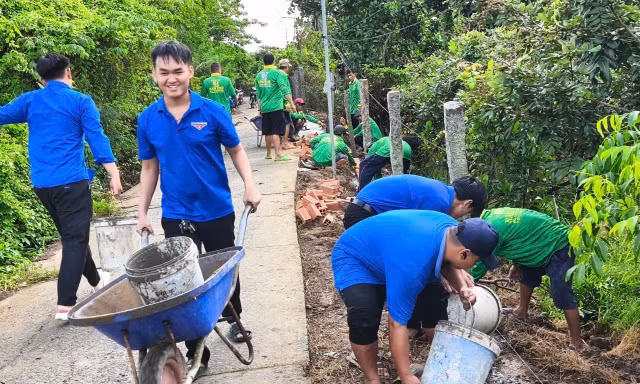 Hơn 2,8 tỉ đồng làm lợi cho người dân ngày cao điểm xây dựng nông thôn mới 