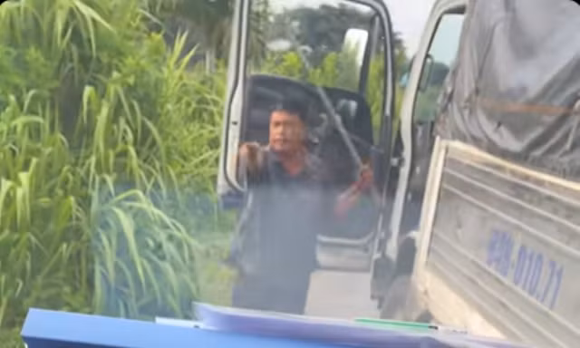 Làm rõ clip tài xế dùng hung khí đánh người do vượt xe không được