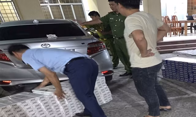 Xe ô tô chở 7.400 bao thuốc lá lậu bị bỏ lại trên đường