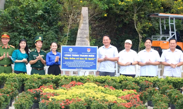 Công trình Sắc thắm cờ hoa Tổ quốc hướng về Đại hội Đoàn tỉnh An Giang