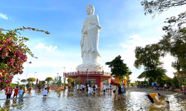 Du khách kéo về chùa Núi Nổi trải nghiệm hiện tượng 'có một không hai' 