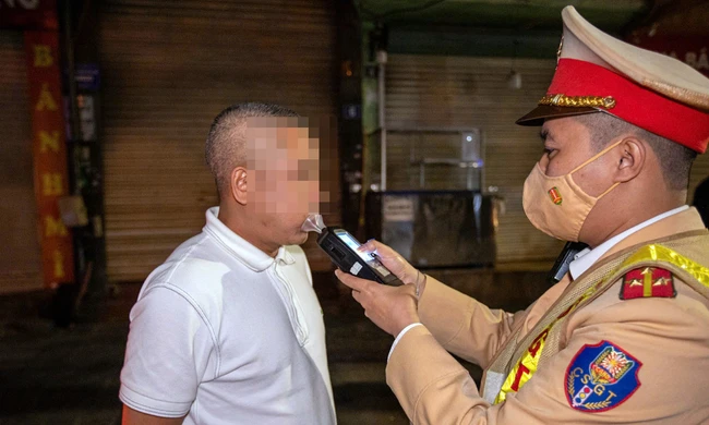 Hà Nội: Một chốt kiểm tra nồng độ cồn liên tục phát hiện tài xế ô tô vi phạm 