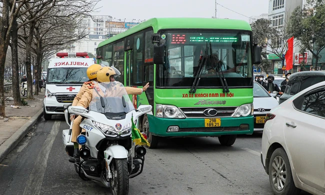 CSGT hướng dẫn người dân nhận diện xe ưu tiên, chủ động nhường đường tránh bị xử phạt