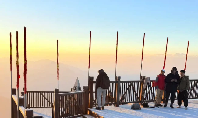 "Khi mặt trời lên trên đỉnh, ánh nắng hòa cùng lớp băng giá tạo nên khung cảnh lung linh", một du khách chia sẻ.