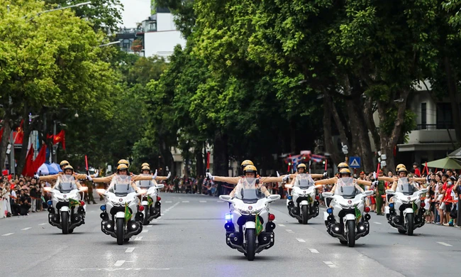 Hàng nghìn người dân háo hức xem biểu diễn dẫn đoàn, đội hình mô tô hộ tống ở hồ Hoàn Kiếm