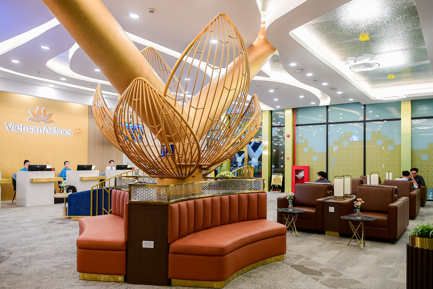 khong-gian-check-in-lounge-duoc-thiet-ke-theo-tieu-chuan-dich-vu-5-sao-cua-vietnam-airlines.jpg