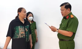 Cơ quan điều tra tống đạt các quyết định đối với Lê Thị Như Ngọc. Ảnh: CA