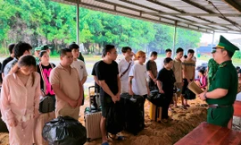 45 công dân Việt Nam trở về được hướng dẫn vào khu vực làm thủ tục trước khi trở về địa phương.