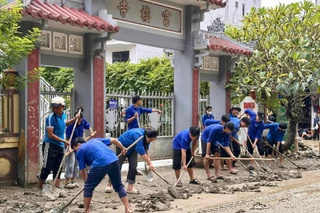 Sinh viên Huế khắc phục hậu quả mưa lũ, lan tỏa tinh thần xung kích vì cộng đồng