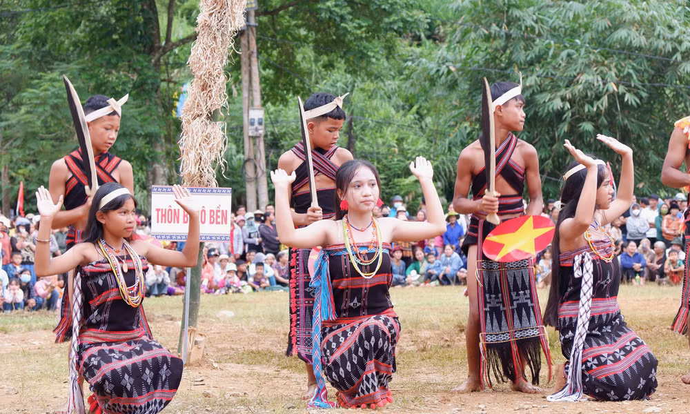 Trẻ em Cơ Tu tham gia biểu diễn trong lễ hội truyền thống. Ảnh: Nguyễn Thành