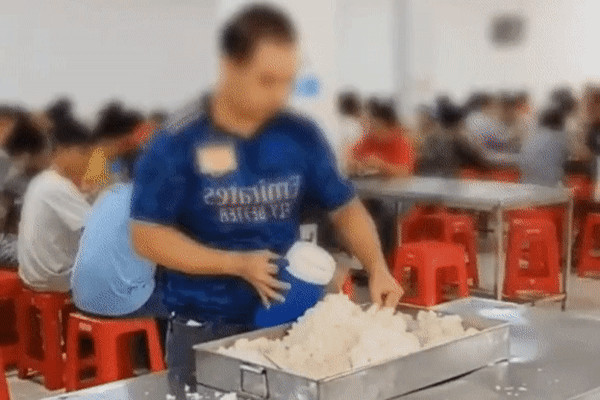 Việc nam công nhân mang cơm thừa ở công ty về nhà đang khơi lên nhiều tranh luận (Ảnh cắt từ clip: Nhân vật cung cấp). Việc nam công nhân mang cơm thừa ở công ty về nhà đang khơi lên nhiều tranh luận (Ảnh cắt từ clip: Nhân vật cung cấp).