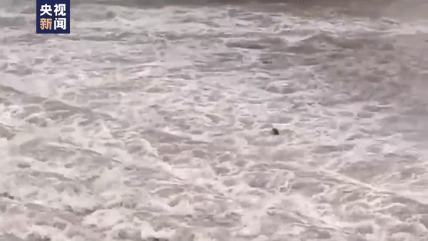 Khoảnh khắc 11 người bị lũ cuốn trôi. Khoảnh khắc 11 người bị lũ cuốn trôi.