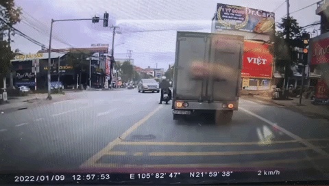 Dừng đèn đỏ, xe máy bị SUV đâm gục