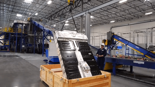 Pin xe điện có khối lượng nặng vài trăm ki-lô-gam. Pin xe điện có khối lượng nặng vài trăm ki-lô-gam.